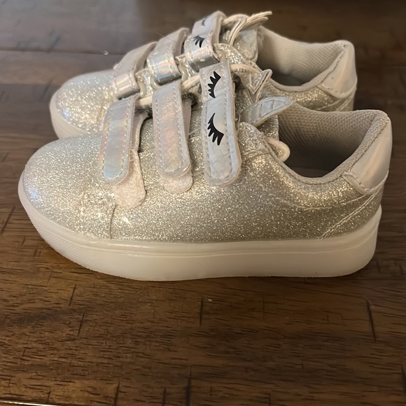 Fabkids size toddler 6 light up shoe - Picture 2 of 4